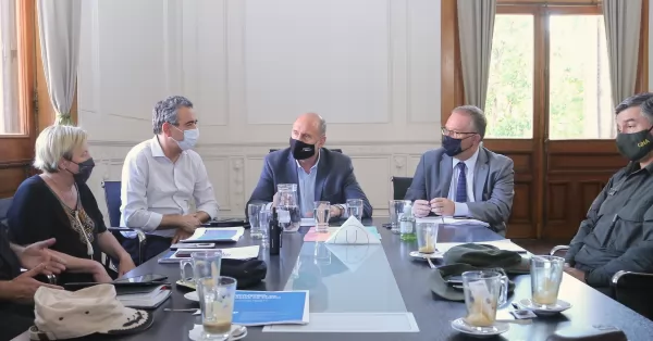 Inseguridad: Perotti se reunió con intendentes y gastronómicos de Rosario y la región