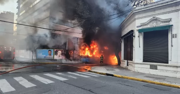 Impresionante incendio de la línea Q de Rosario