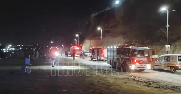 Un auto cayó al rio en San Lorenzo y hay un hombre desaparecido 