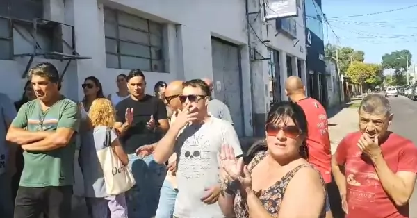 Vecinos y comerciantes de Fray Luis Beltrán reclamaron frente a la EPE por los reiterados cortes de energía