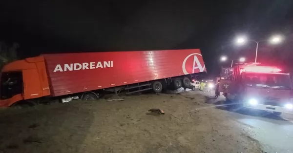 San Lorenzo: Corte en Autopista Rosario Santa Fe por choque de dos camiones