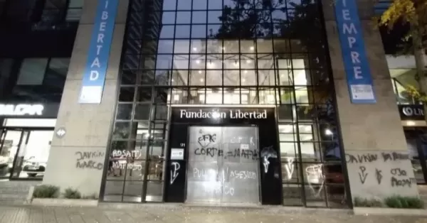 Vandalizaron el frente de la Fundación Libertad con mensajes contra Javkin, Pullaro y Rosatti