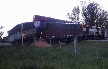 Un tren arrolló un camión en Andino y lo arrastró casi 10 metros