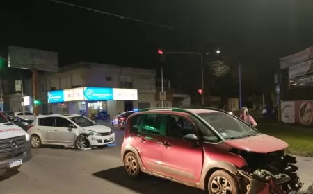 Dos automóviles colisionaron fuertemente en San Lorenzo