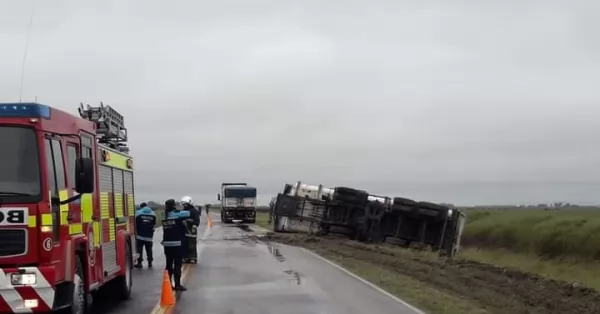 Volcó un camión en Autopista Rosario Santa Fe