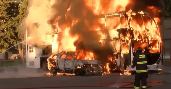 Impresionante incendio de un colectivo y una camioneta policial en la terminal de Rosario