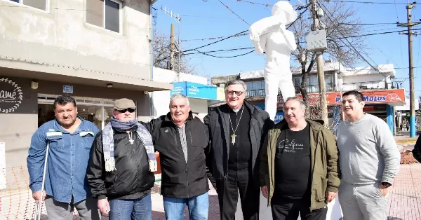 El arzobispo de Rosario visitó el monumento a los estibadores y la Cooperativa Portuaria
