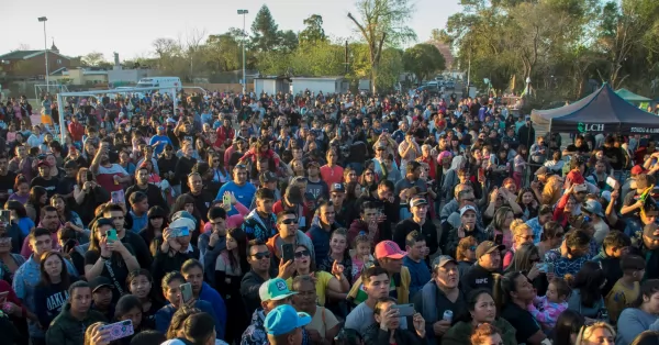 Timbúes celebró su aniversario N°148 con desfile, concurso de asadores y el cierre a cargo de Mario Pereyra