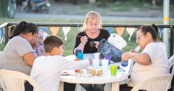 Dictan talleres de manualidades para adultos mayores en el Centro de Día de barrio Norte