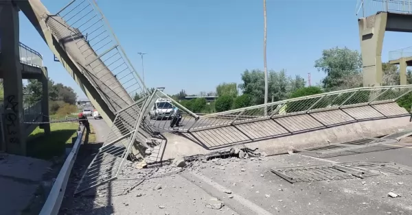 Suspendieron al camionero que derribó un puente peatonal en la ruta 36