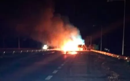 Choque de camiones en autopista Rosario Córdoba, uno transportaba tolueno y explotó con el conductor en el interior