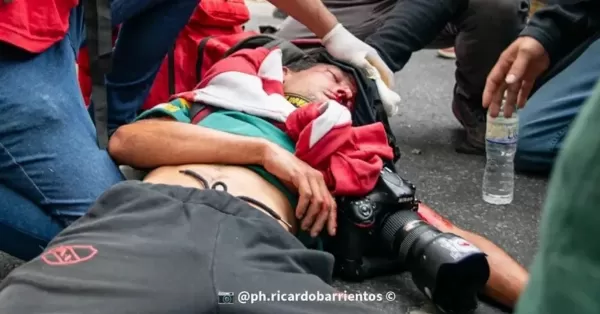 Preocupa la salud de un fotógrafo tras sufrir una brutal represión policial en la Plaza del Congreso