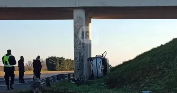 Un sanlorencino chocó contra un puente en la Autopista Rosario - Santa Fe y fue hospitalizado