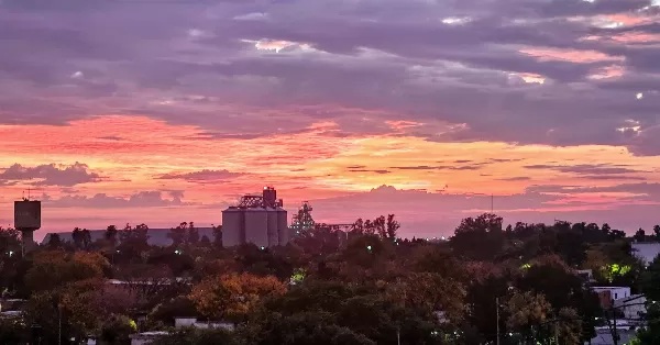 Feriado con cielo parcialmente nublado y temperatura fresca por la mañana 