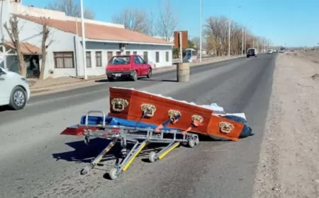 Fúnebres: se les cayó el ataúd y se abrió en plena calle