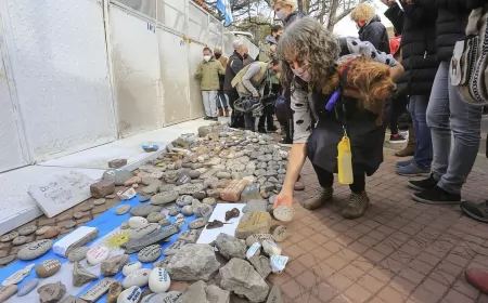 Marcha de las Piedras: Familiares y amigos de fallecidos por Covid se manifestaron dejando piedras en Plaza de Mayo y Olivos