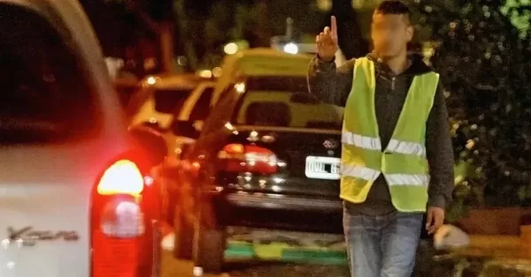 Detuvieron a dos cuidacoches en San Lorenzo por intentar robar y golpear a un hombre