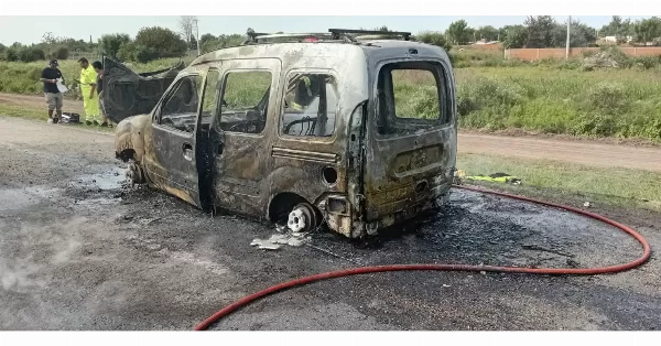 Se incendió una camioneta en la autopista Rosario - Santa Fe