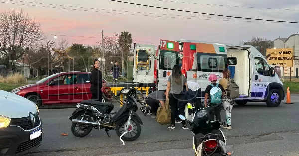 Grave accidente entre un auto y una moto en Ruta 11: un herido con lesiones importantes