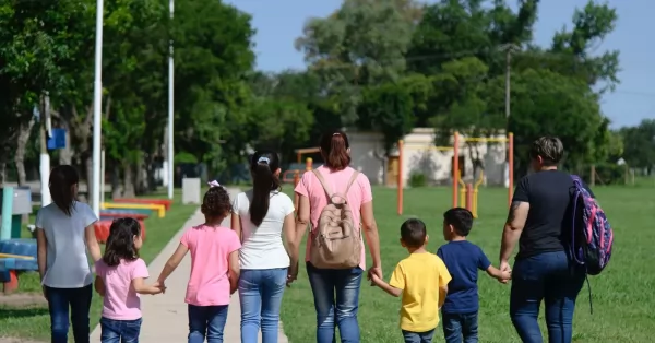 Dos mujeres de la región que adoptaron a seis hermanitos de Corrientes necesitan ropa de abrigo