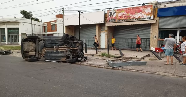 Un auto volcó en plena avenida San Martín de Granadero Baigorria