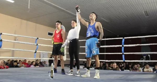 Timbúes disfrutó de una multitudinaria velada de boxeo en el Club Sarmiento
