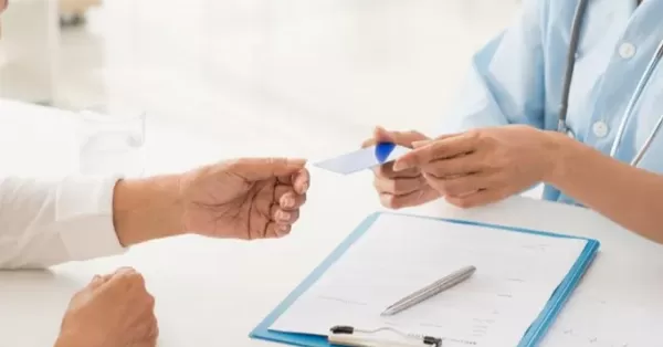 Obras sociales y prepagas deberán ofrecer credenciales físicas a quienes lo soliciten