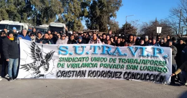 Celulosa: sin sueldos ni aguinaldo para 50 vigiladores y tensión en aumento