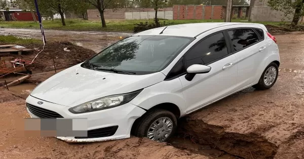 Un auto quedó enterrado por una zanja mal señalizada en barrio Tierra de Sueños de Puerto San Martín