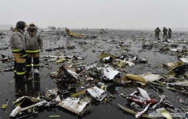 Unas 62 personas murieron al estrellarse un avión en un aeropuerto del sur de Rusia