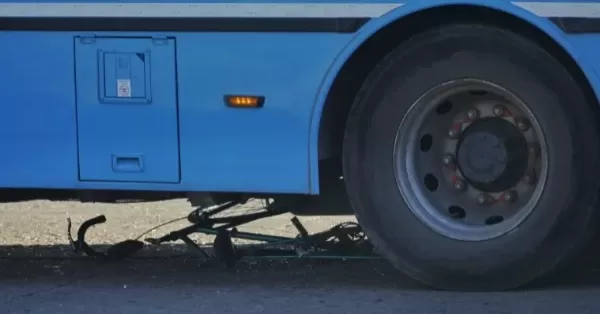 Un ciclista resultó gravemente herido tras ser atropellado por un colectivo en Rosario