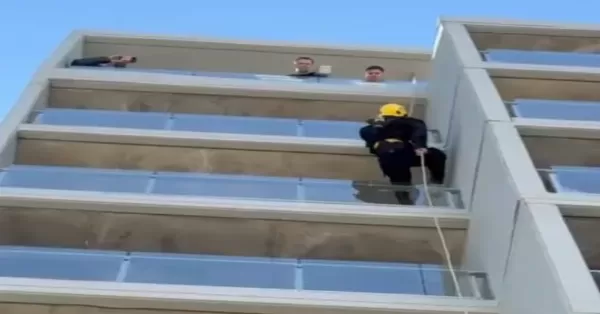 Bomberos realizaron un operativo para abrir un departamento en el centro de San Lorenzo
