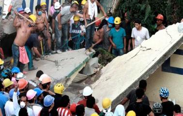Mas de 200 muertos por el terremoto: buscan sobrevivientes entre los edificios derrumbados