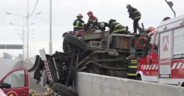 Impresionante accidente en Circunvalación: tres heridos tras el vuelco de un camión