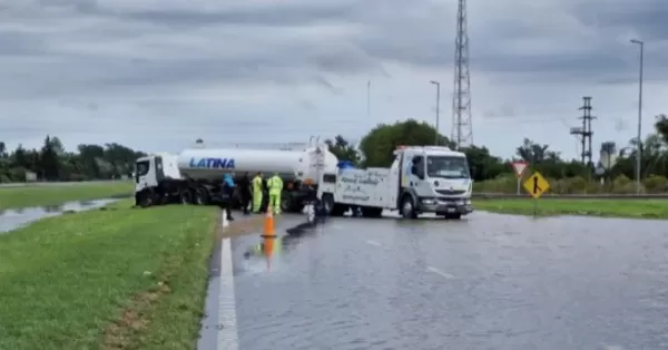 La ruta 9 continuará cortada al menos hasta este martes por la tarde