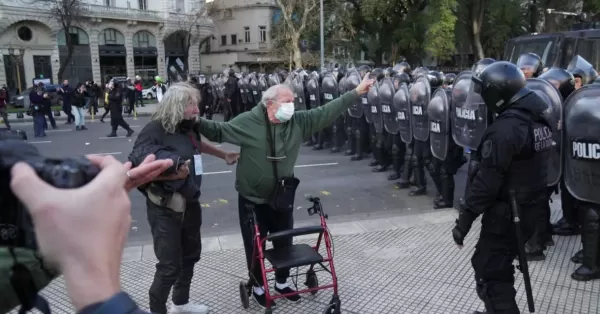 Nueva represión policial en la marcha de los jubilados de este miércoles en la Plaza del Congreso