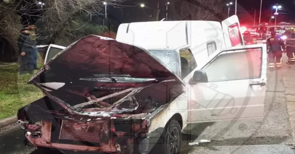 Un utilitario se prendió fuego en el acceso por bulevar Urquiza a la autopista