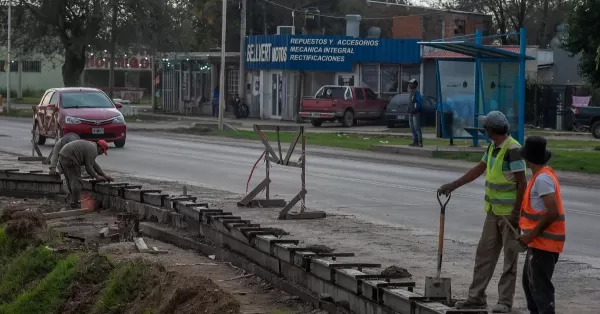 Timbúes: ejecutan nuevas dársenas de colectivos sobre ruta 11 y suman refugios metálicos