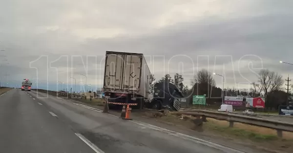 Un camión despistó en el acceso Centro a San Lorenzo de la Autopista