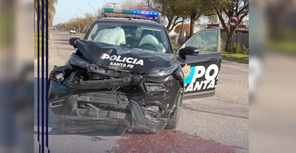 Una camioneta de la policía chocó con un auto particular en Carcarañá