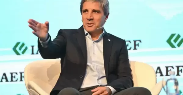 Caputo insiste con la dolarización de facto y pide a los comercios que “facturen en dólares”
