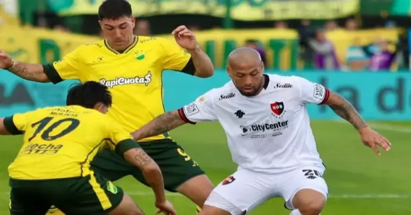 Newells arrancó ganando, pero empató en Varela con el clásico en mente