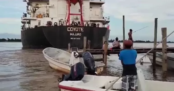 Ramallo: un buque perdió el gobierno y casi derriba un muelle con pescadores