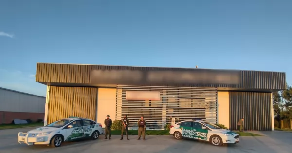 Secuestraron 8.700 dólares y más de cinco millones de pesos en dos allanamientos