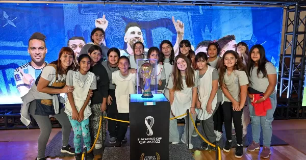 Eternos laureles: más de 5.000 personas pasaron por la muestra que exhibió las copas de la selección en Timbúes