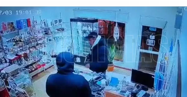 Violento robo en un negocio de Gaboto: atacaron a golpes al propietario y se llevaron celulares