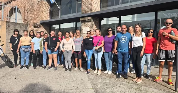 Concejales y padres de alumnos sin bancos en Beltrán esperan una respuesta fuera del Ministerio de Educación 