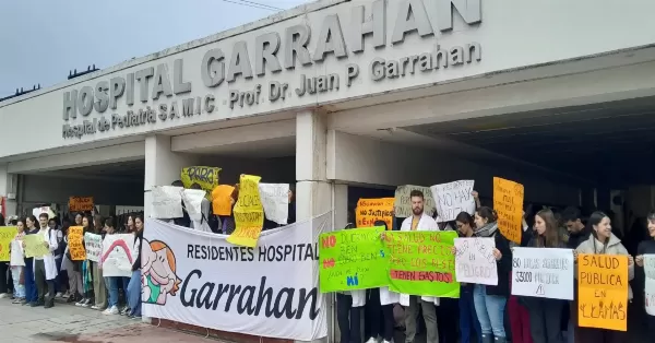 Se agrava el conflicto en el Garraham: el gobierno anunció que descontará los días de paro. 