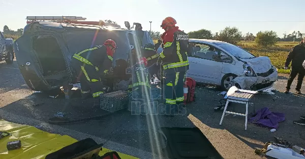   Grave accidente entre dos autos en la Autopista Rosario–Santa Fe, a la altura de Capitán Bermúdez