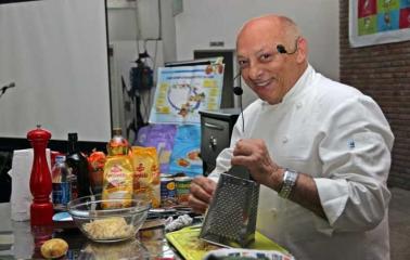 El chef Marcelo Megna cocinó para los niños de los jardines maternales de la ciudad